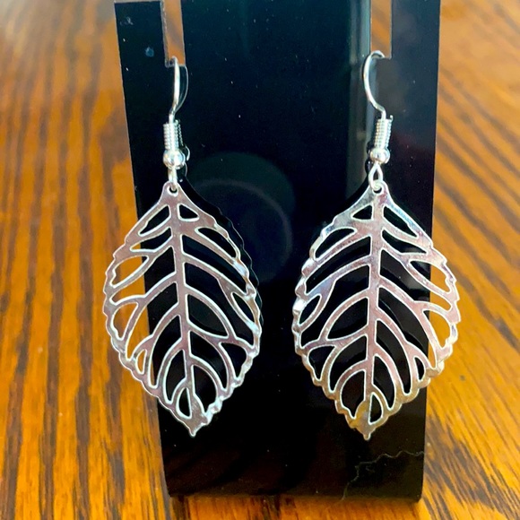 Jewelry - a pair of  silver tone  leaf earrings